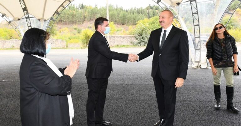 “Buradan Naxçıvana, Türkiyəyə, Avropaya yol açılacaq” – Prezidentin sakinlə MARAQLI DİALOQU “Buradan Naxçıvana, Türkiyəyə, Avropaya yol açılacaq” – Prezidentin sakinlə MARAQLI DİALOQU