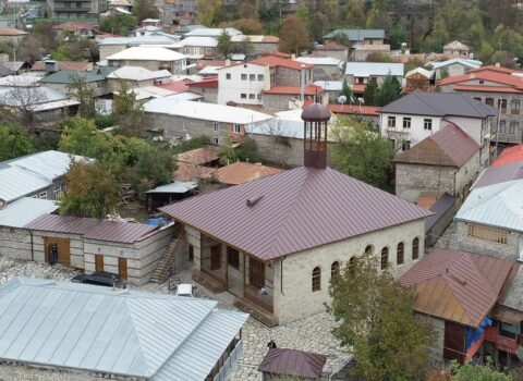 Prezidentlə birinci xanım Lahıcda məsciddə görülən işlərlə tanış oldular