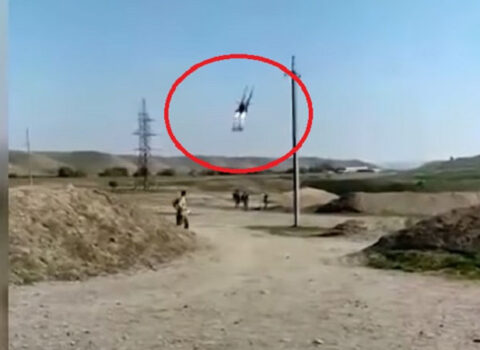 Vətən müharibəsindən heç yerdə görmədiyiniz KADRLAR: Helikopterlərimiz düşməni məhv edir – VİDEO