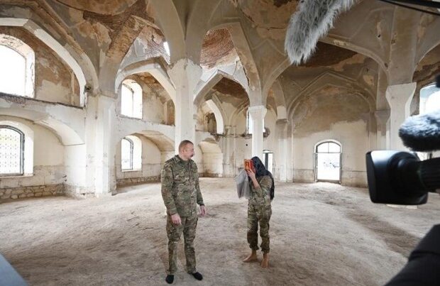 Prezident və birinci xanım Aşağı Gövhər Ağa məscidində görülən işlərlə tanış oldu Prezident və birinci xanım Aşağı Gövhər Ağa məscidində görülən işlərlə tanış oldu