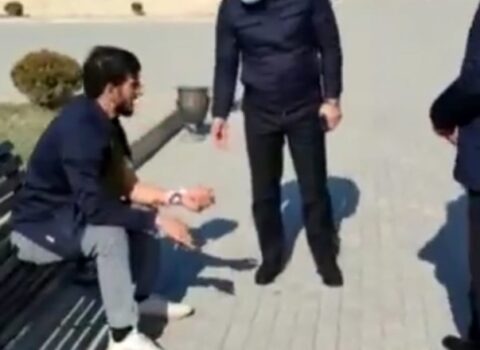 Qazi icra başçısından etiraz edərək özünü doğradı – VİDEO
