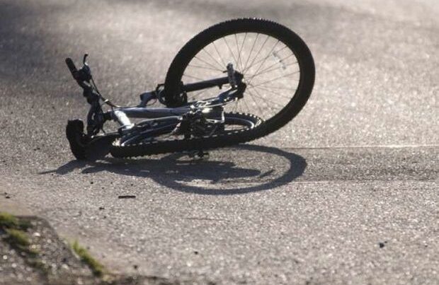 Avtomobil velosiped sürən uşaqları vurdu