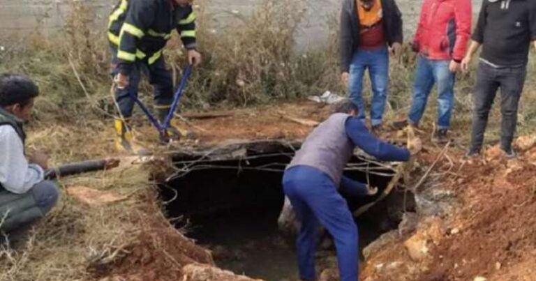 Kəndin altından gələn səs sakinləri qorxuya saldı: Torpağı qazanda gördülər ki… – FOTOLAR Kəndin altından gələn səs sakinləri qorxuya saldı: Torpağı qazanda gördülər ki… – FOTOLAR