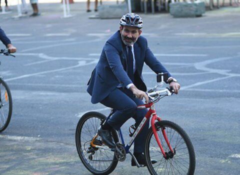 İqor Korotçenko: “Paşinyan əvvəllər işə velosipedlə gedirdi, indi 188 min dollarlıq BMW ilə” – FOTO