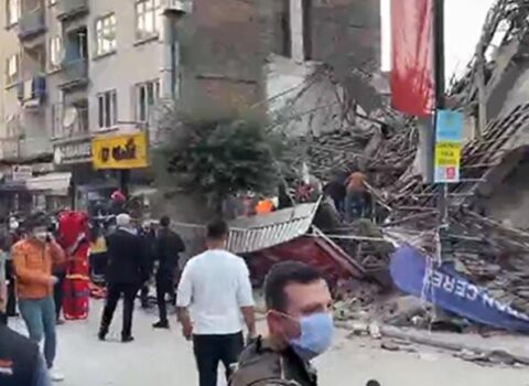 Türkiyədə çökən binanın dağıntıları altından 14 nəfər çıxarıldı – YENİLƏNİR
