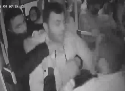Bakıda marşrut avtobusuna hücum oldu – Sürücü xəsarət aldı – VİDEO