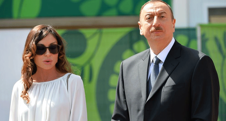 Prezidentlə xanımı şəhidimizin hazırladığı abidənin açılışında Prezidentlə xanımı şəhidimizin hazırladığı abidənin açılışında