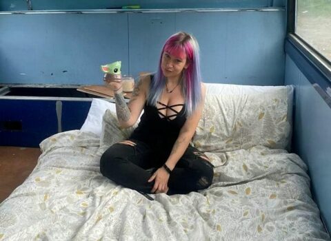 Açıq-saçıq şəkillərini yaymaqla varlandı – Özünə qeyri-adi ev düzəltdi – FOTOLAR