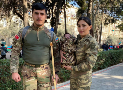 Müharibədə tanış olmuşdular, Zəfər Gününə övladları ilə gəldilər – FOTOLAR