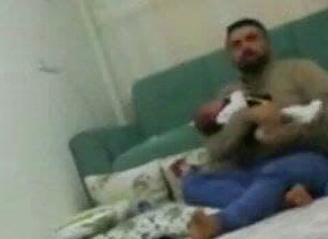 Ata 2 aylıq körpəsini vəhşicəsinə döydü – VİDEO