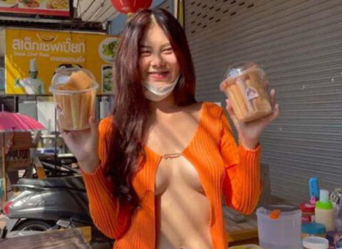 Müştərilərin qarşısına açıq-saçıq geyimdə çıxdı, gündəm oldu – FOTOLAR