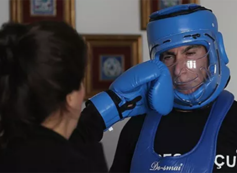 Kamal Sunalın filmindən ilhamlanıb özünü pul qarşılığında döydürür – VİDEO