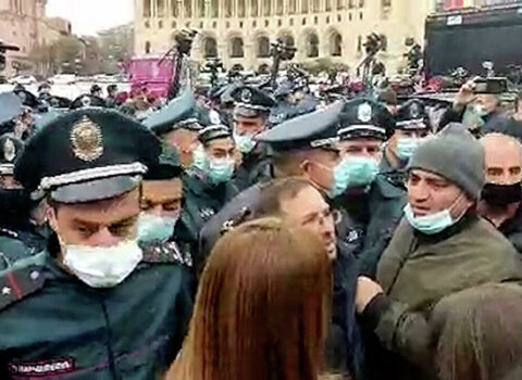İrəvanda Nikola qarşı AKSİYA: Polislə iştirakçılar arasında QARŞIDURMA – VİDEO