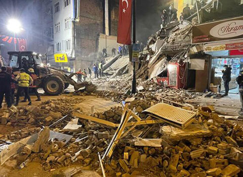 Türkiyədə binanın uçmasına görə 4 nəfər saxlanıldı