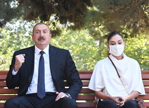 İlham Əliyev Mehriban Əliyeva ilə Gənclər Parkına getdi