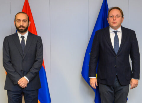 Aİ komissarı Ermənistanın XİN rəhbəri ilə regiondakı vəziyyəti müzakirə etdi