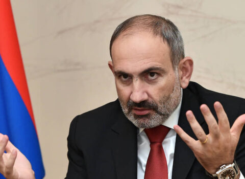 Paşinyan: “Dəmirdən, köhnə mebel parçalarından olan xaçlar xristianlığı gözdən salır”