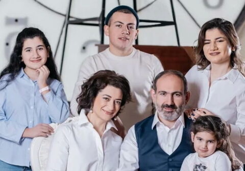 Tarix müəllimi dərs zamanı Paşinyanı öldürməyə, ailəsini isə yandırmağa çağırdı