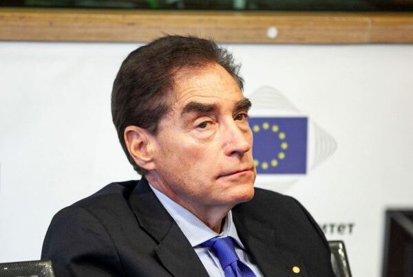 Petre Roman: “Enerji bazarının təkrar layihələndirilməsinə fikir verilməlidir” Petre Roman: “Enerji bazarının təkrar layihələndirilməsinə fikir verilməlidir”