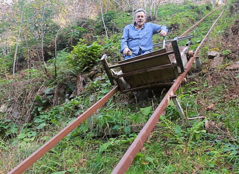 Evinə vaqonla qalxır – VİDEO