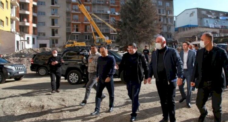 Bir ildən çoxdur İnterpolla axtardığımız Arayik Xankəndidə vurhavur bina tikdirir… – FOTO Bir ildən çoxdur İnterpolla axtardığımız Arayik Xankəndidə vurhavur bina tikdirir… – FOTO