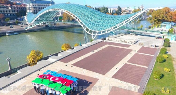 Tbilisidə Zəfər Gününə həsr olunan fleşmob keçirildi – FOTOLAR Tbilisidə Zəfər Gününə həsr olunan fleşmob keçirildi – FOTOLAR