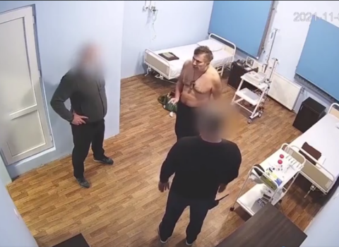 Saakaşvilinin yarıçılpaq şəkildə həbsxana klinikasına aparıldığı görüntüləri yayıldı – VİDEO
