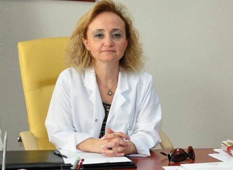 “Ölənlərə diqqətlə baxın” – Türkiyəli professor peyvənddən imtina edən şəxslərə ÇAĞIRIŞ ETDİ