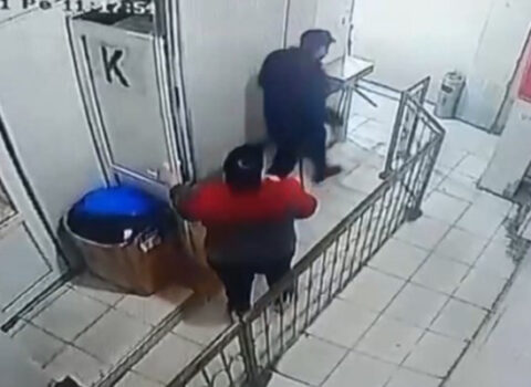 Bakıda bankdan çıxan şəxsə hücum edib yaraladı – ANBAAN VİDEO