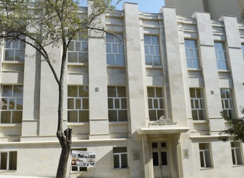 Mənimsəmədə ittiham olunan sabiq lisey drektorunun cinayət işinə xitam verildi