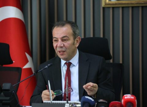 Türkiyədə bələdiyyə başqanı 2 min sosial şəbəkə istifadəçisini məhkəməyə verdi