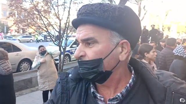 Nazirliyin qarşısında ETİRAZ – Müharibə iştirakçısının atasının pensiyası KƏSİLDİ Nazirliyin qarşısında ETİRAZ – Müharibə iştirakçısının atasının pensiyası KƏSİLDİ