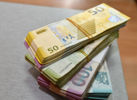 “Adam var 4 000, eləsi də var 600 manat alır” – Maaş statistikasına reaksiya