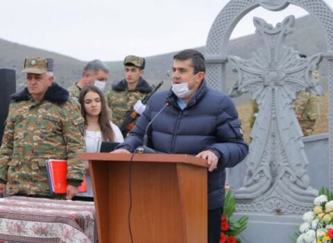 İnterpola verdiyimiz Arayik Xocavənddə işğalçı hərbçilərinə xaç abidəsi qoydurdu – VİDEO