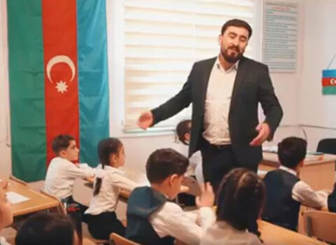 Sinifdə çəkdirdiyi dini klipinə görə tənqid olunan müğənni: “Ora məktəb deyil”