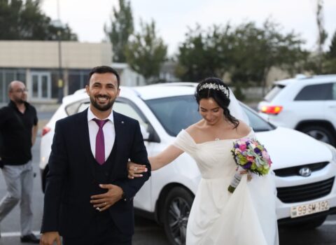 Azərbaycanda jurnalist öz toyuna taksi ilə getdi – FOTO