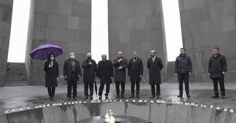 İran parlamentariləri İrəvanda “soyqırım” abidəsini ziyarət edib, kədərləndilər İran parlamentariləri İrəvanda “soyqırım” abidəsini ziyarət edib, kədərləndilər