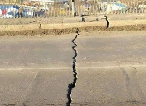 Rusiyada soyuq hava səbəbindən körpü çatladı