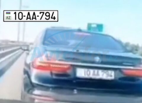 Bakıda “AA” seriyalı maşının sürücüsü qazinin yolunu kəsib onu söydü – VİDEO