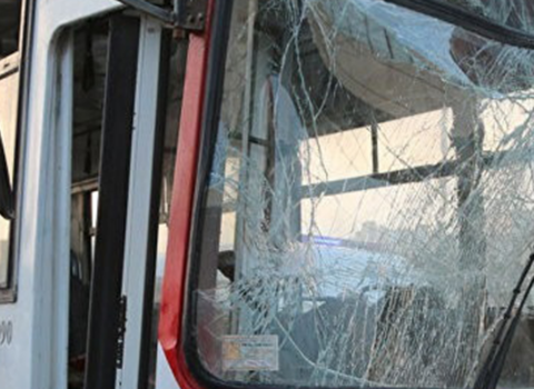 Motosiklet sürücüsü marşrut avtobusunun şüşəsini sındırdı