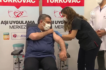 Türkiyənin səhiyyə naziri TURKOVAC vaksini vurdurdu – VİDEO