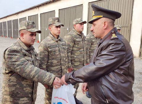 General hərbçilərə bayram hədiyyəsi payladı – FOTO