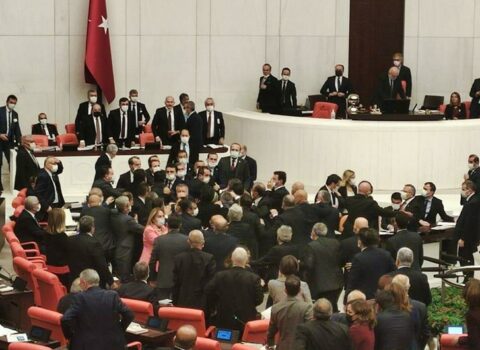 Türkiyə parlamentində deputatla nazir arasında DAVA – Yumruqlar DANIŞDI – VİDEO