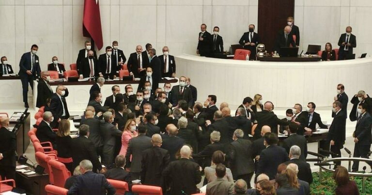 Türkiyə parlamentində deputatla nazir arasında DAVA – Yumruqlar DANIŞDI – VİDEO Türkiyə parlamentində deputatla nazir arasında DAVA – Yumruqlar DANIŞDI – VİDEO