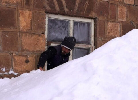 Türkiyədə kənd qarın atında qaldı: Evlərdən çıxmaq üçün tunel qazırlar – FOTOLAR