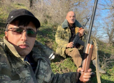 Silahla fotosu yayılan nazirlik əməkdaşı işdən çıxarıldı – RƏSMİ