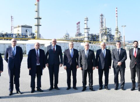Baş nazir Əli Əsədov neft emalı zavodunda aparılan modernizasiya və yenidənqurma işləri ilə tanış oldu