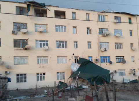 Güclü külək binanın dam örtüyünü uçurdu – FOTO