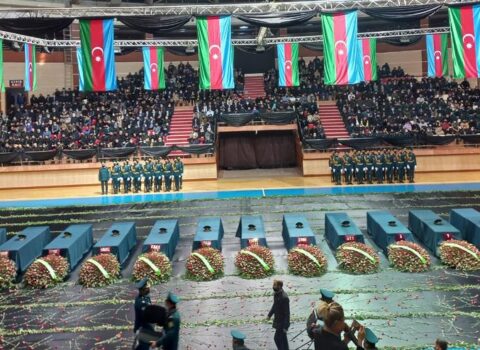 Qəzada şəhid olan mayorun qızı atasının tabutda rəsmini çəkdi – Ürəkdağlayan FOTO…