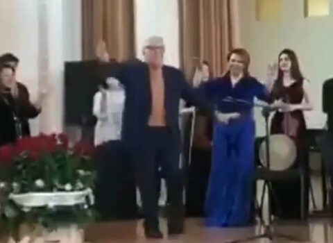 Fərhad Bədəlbəyli rəqsi ilə tələbələri coşdurdu – VİDEO